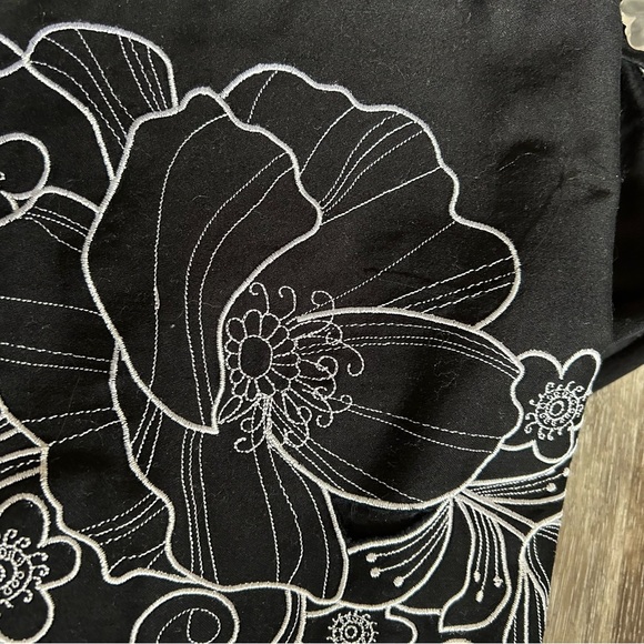 Sharon Young Black and White Floral Embroidered Capri Pants sz 6 - Picture 3 of 9